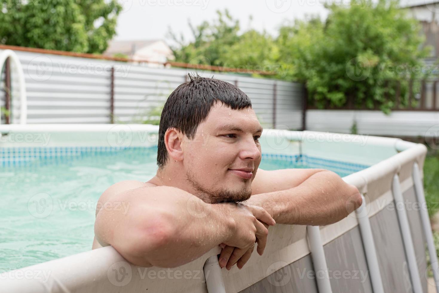 portret van een jonge man in het zwembad foto