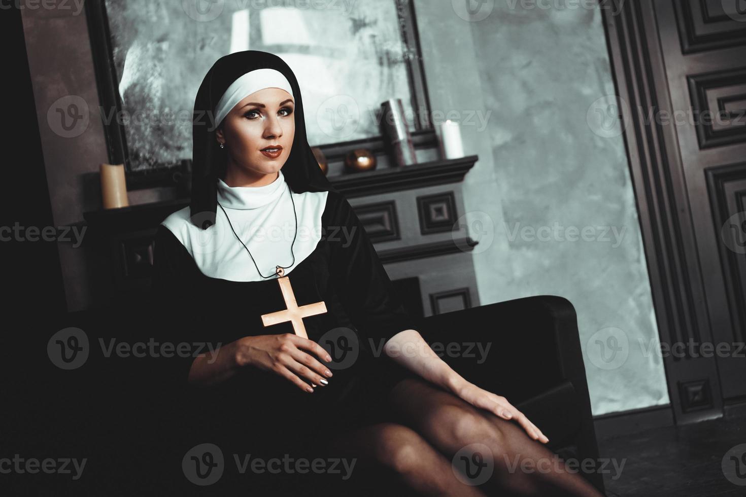 sexy non bidt binnen. mooie jonge heilige zuster. foto