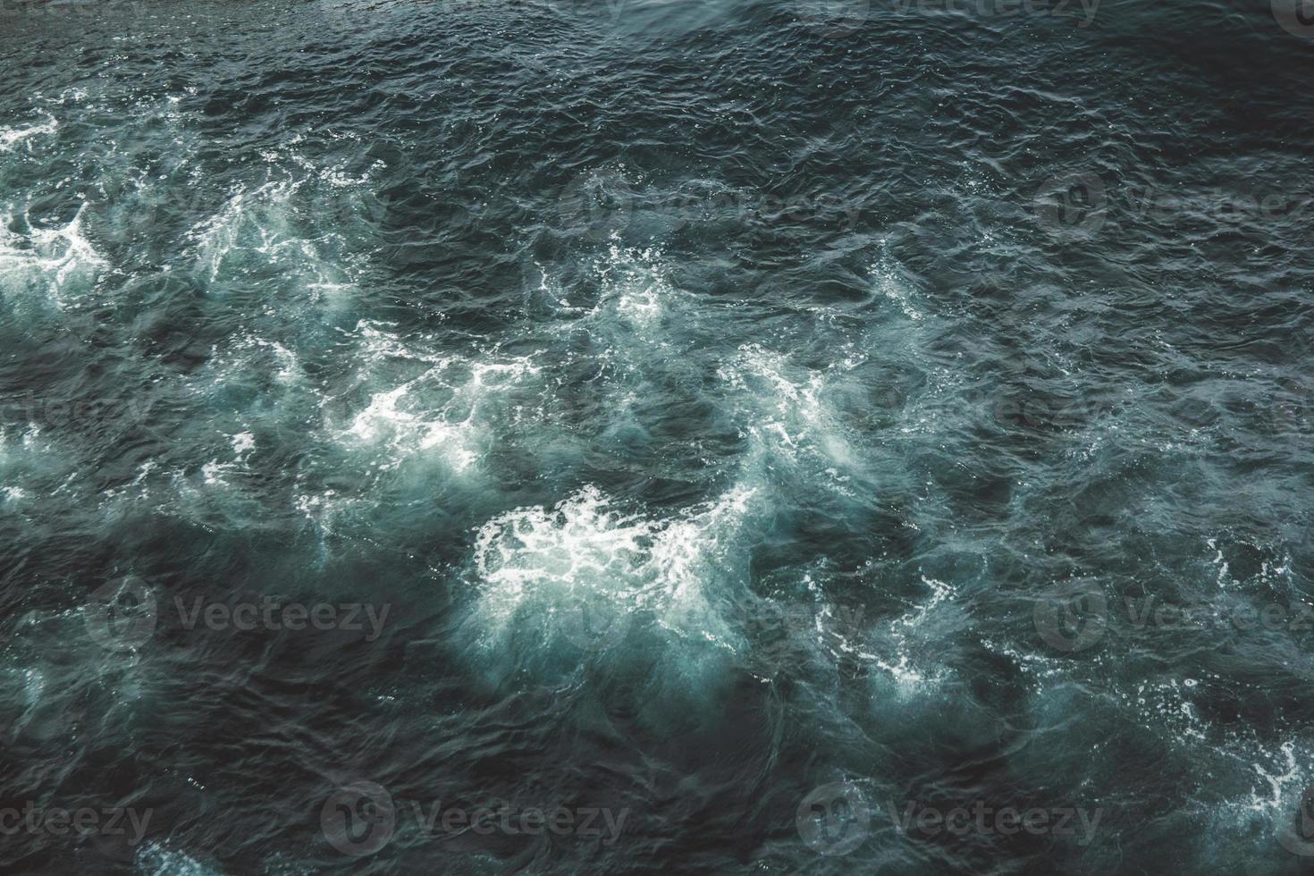 luchtfoto naar oceaangolven. blauwe water achtergrond foto