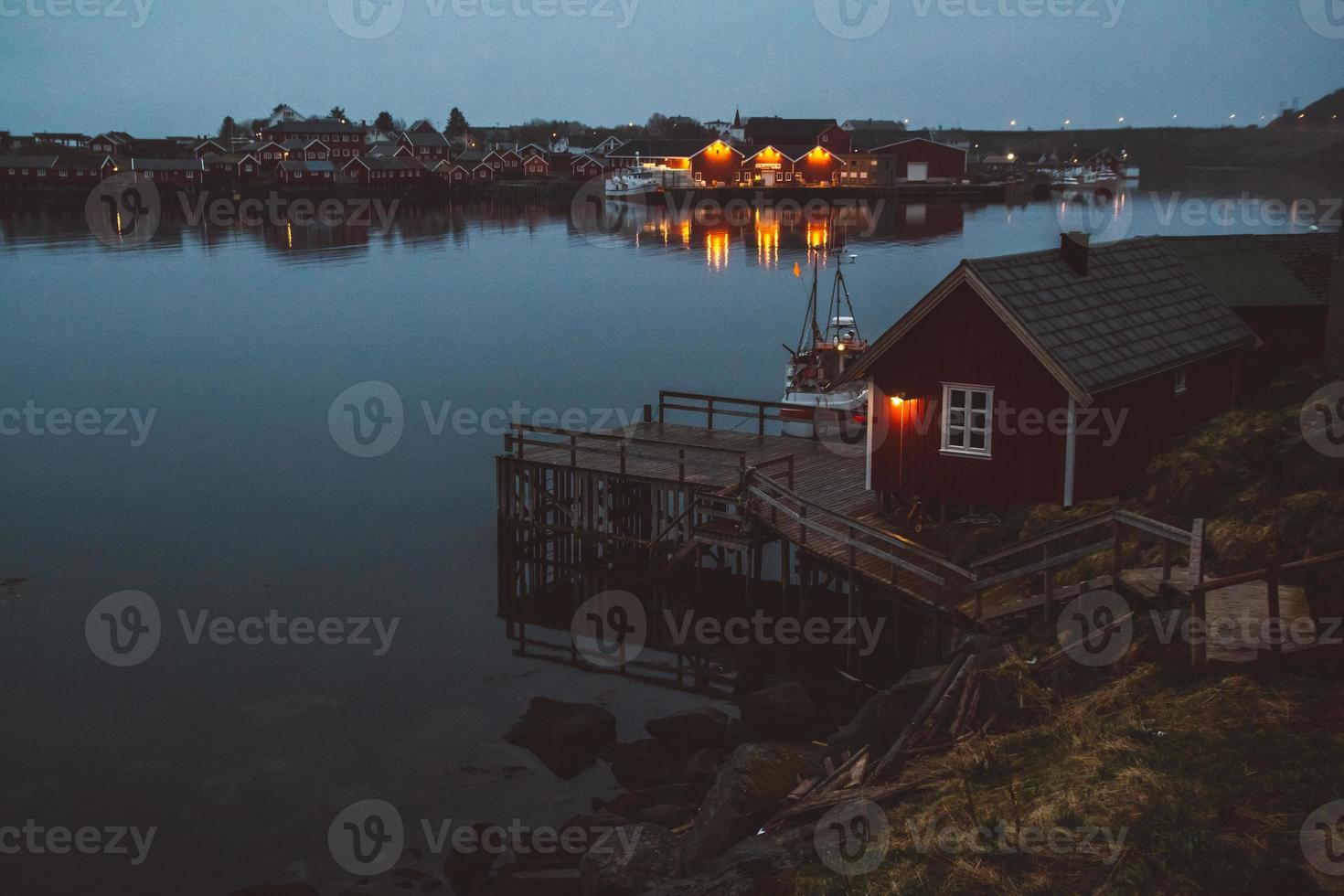 Noorwegen rorbu huizen en bergen rotsen over fjord foto