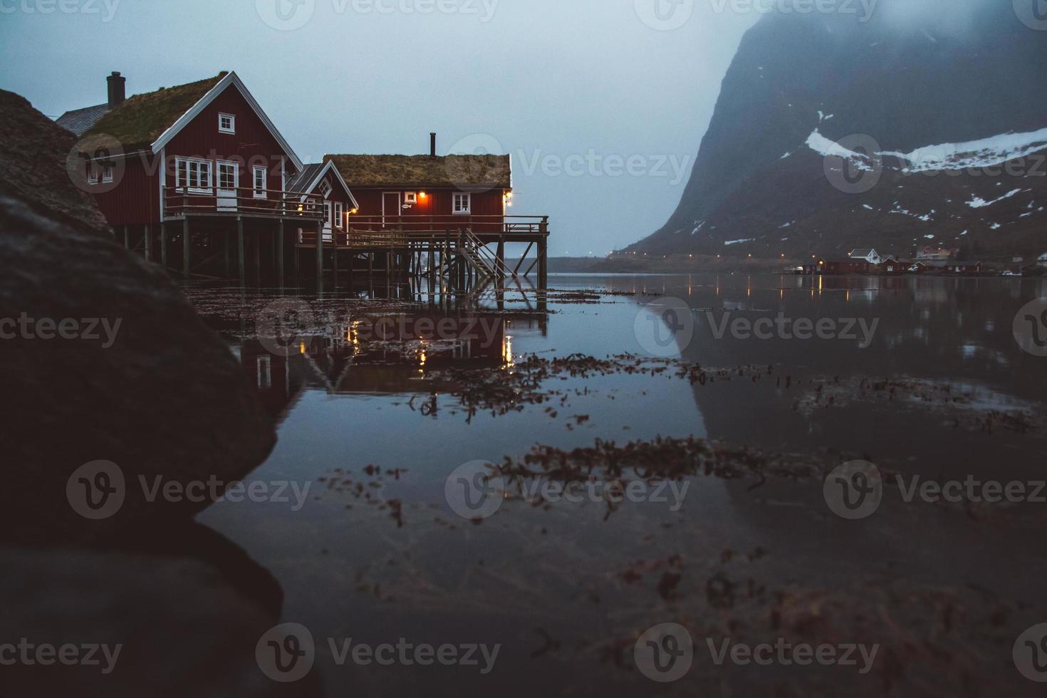 Noorwegen rorbu huizen en bergen rotsen over fjord foto