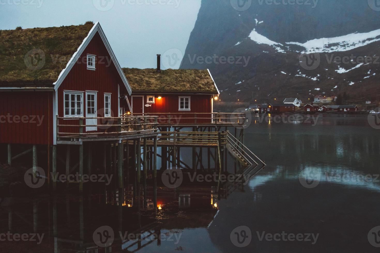 Noorwegen rorbu huizen en bergen rotsen over fjord foto