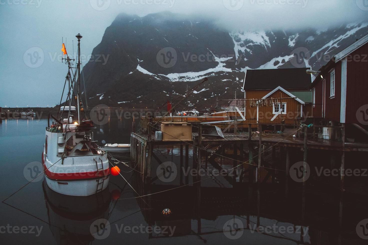 Noorwegen rorbu huizen en bergen rotsen over fjord foto