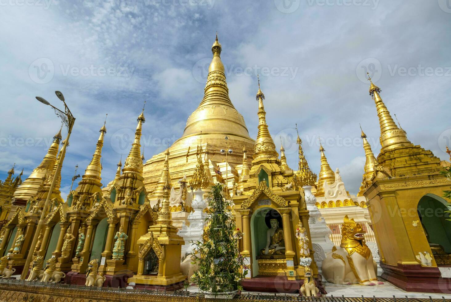 buitenkant van de shwedagon pagode een gouden pagode in Yangon, rangoon, myanmar, Azië foto