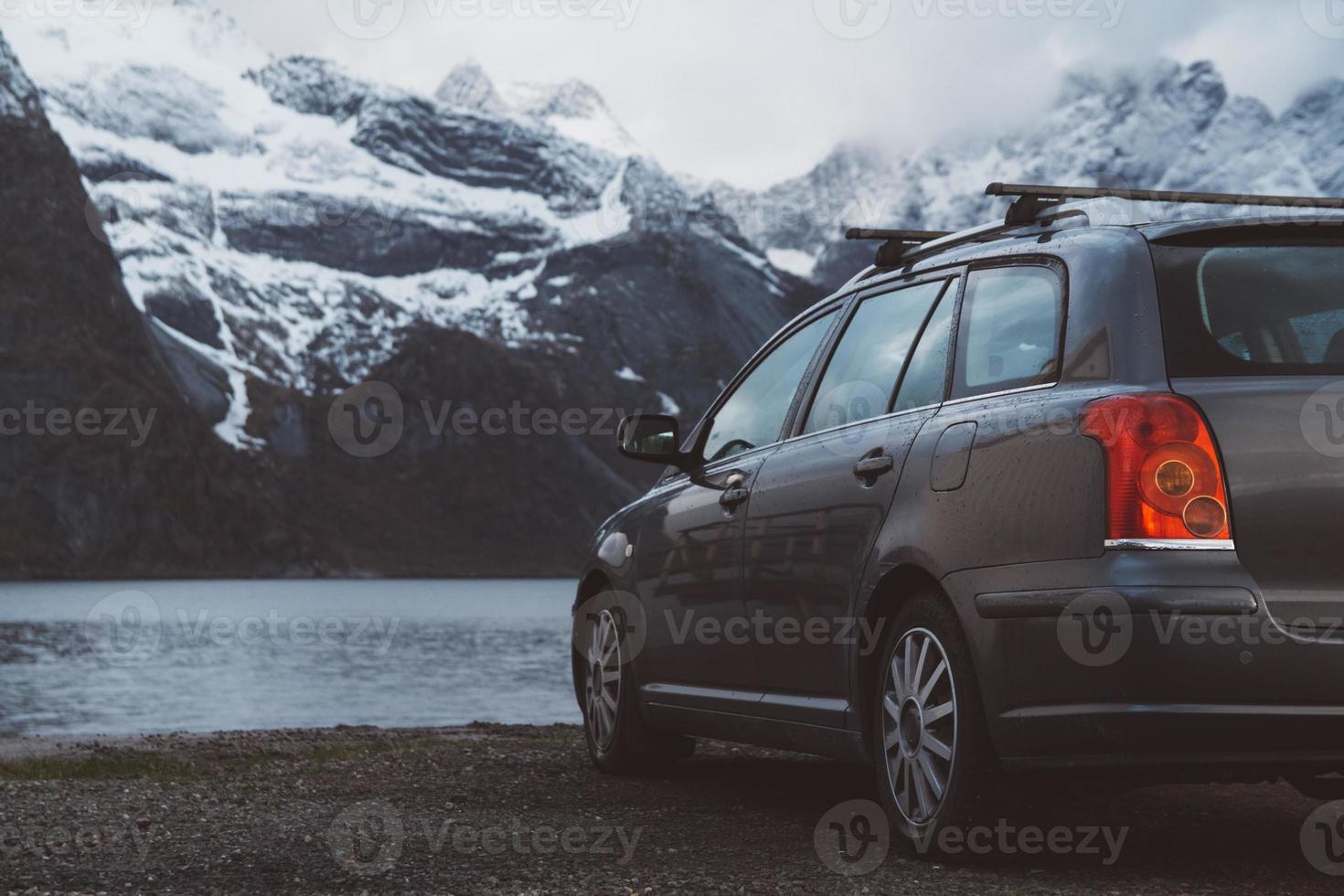 auto op de achtergrond van met sneeuw bedekte bergen en meren foto