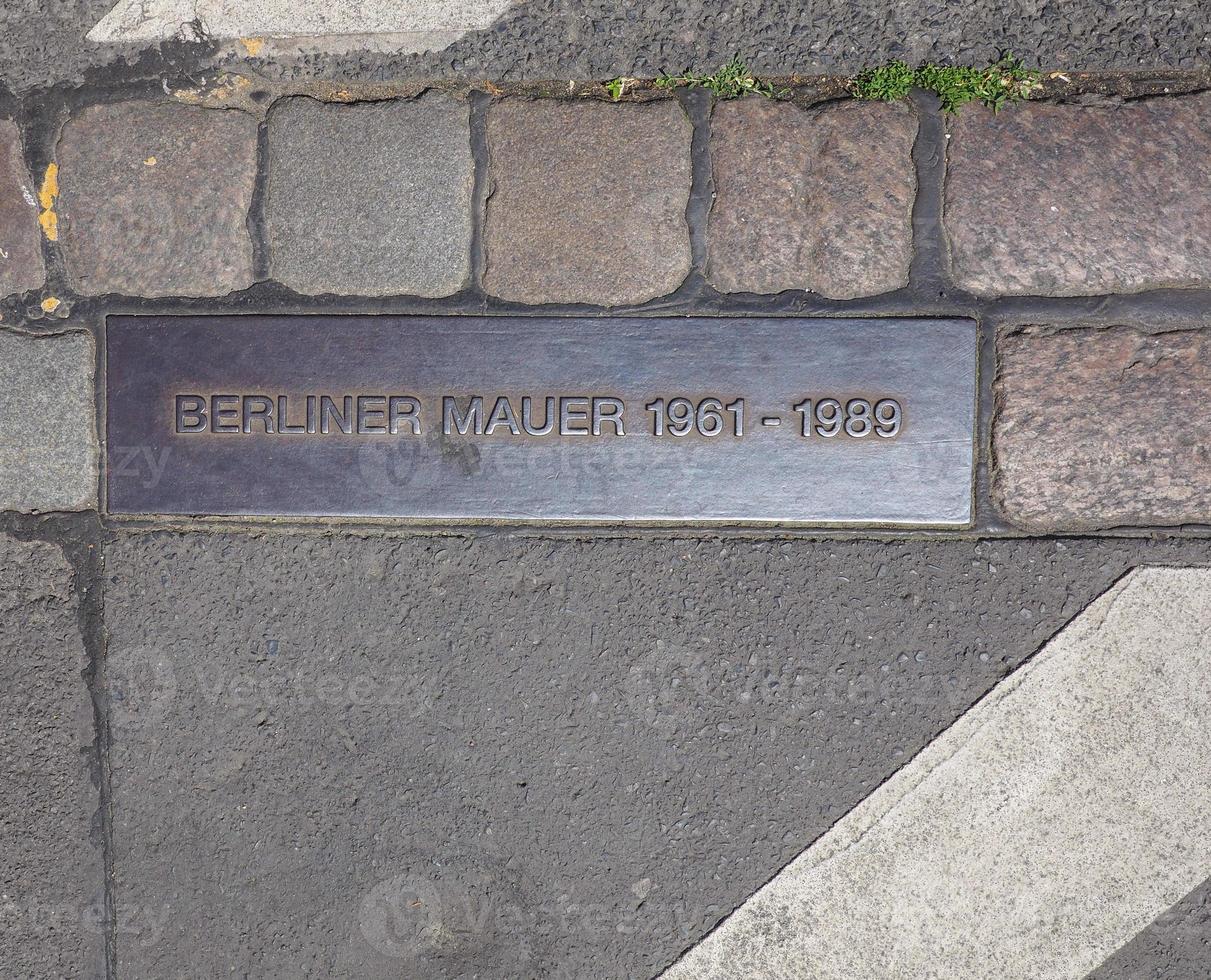 berliner mauer berlijn muurbord in berlijn straat foto