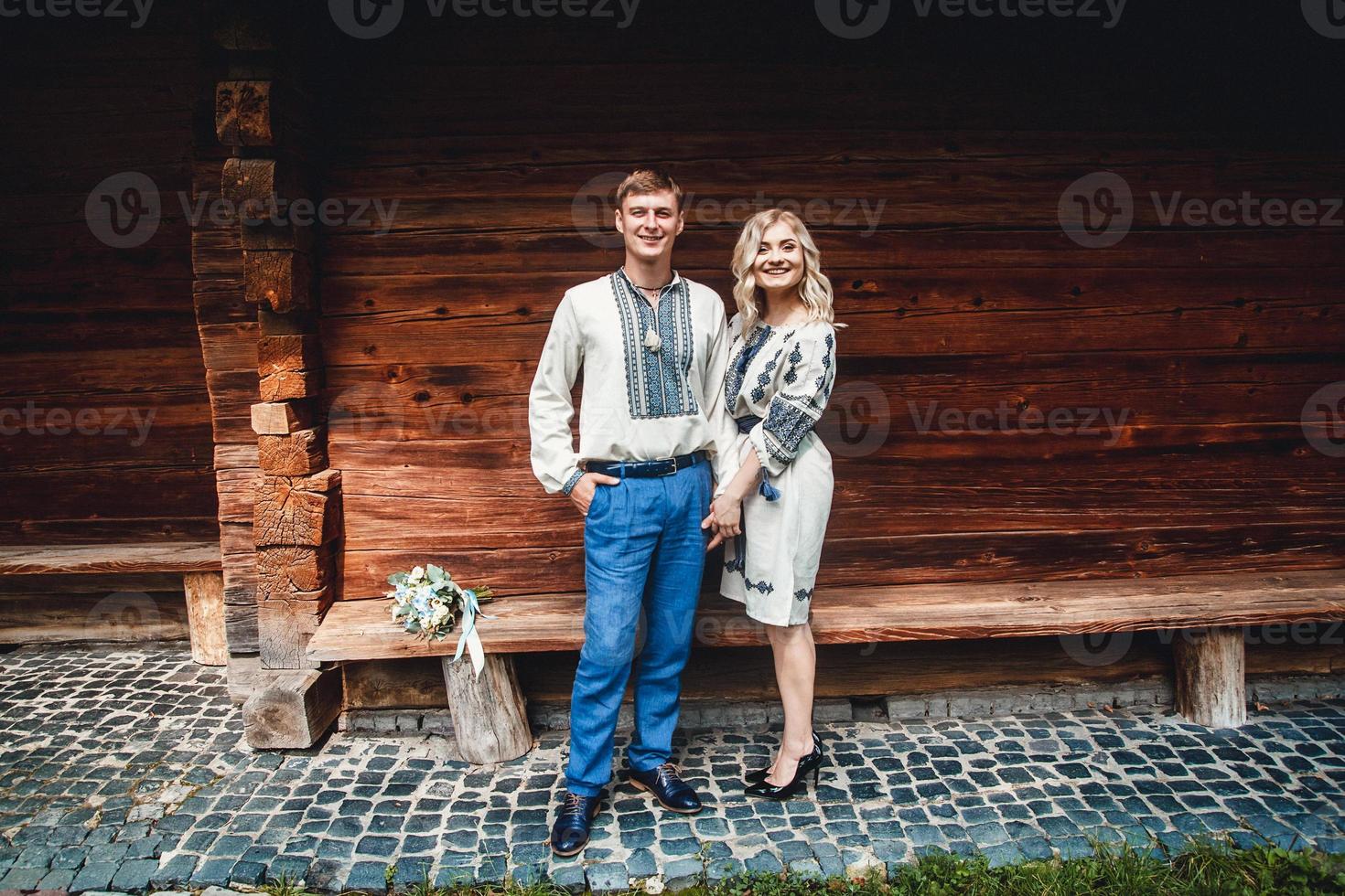 echtpaar buiten een houten huis foto