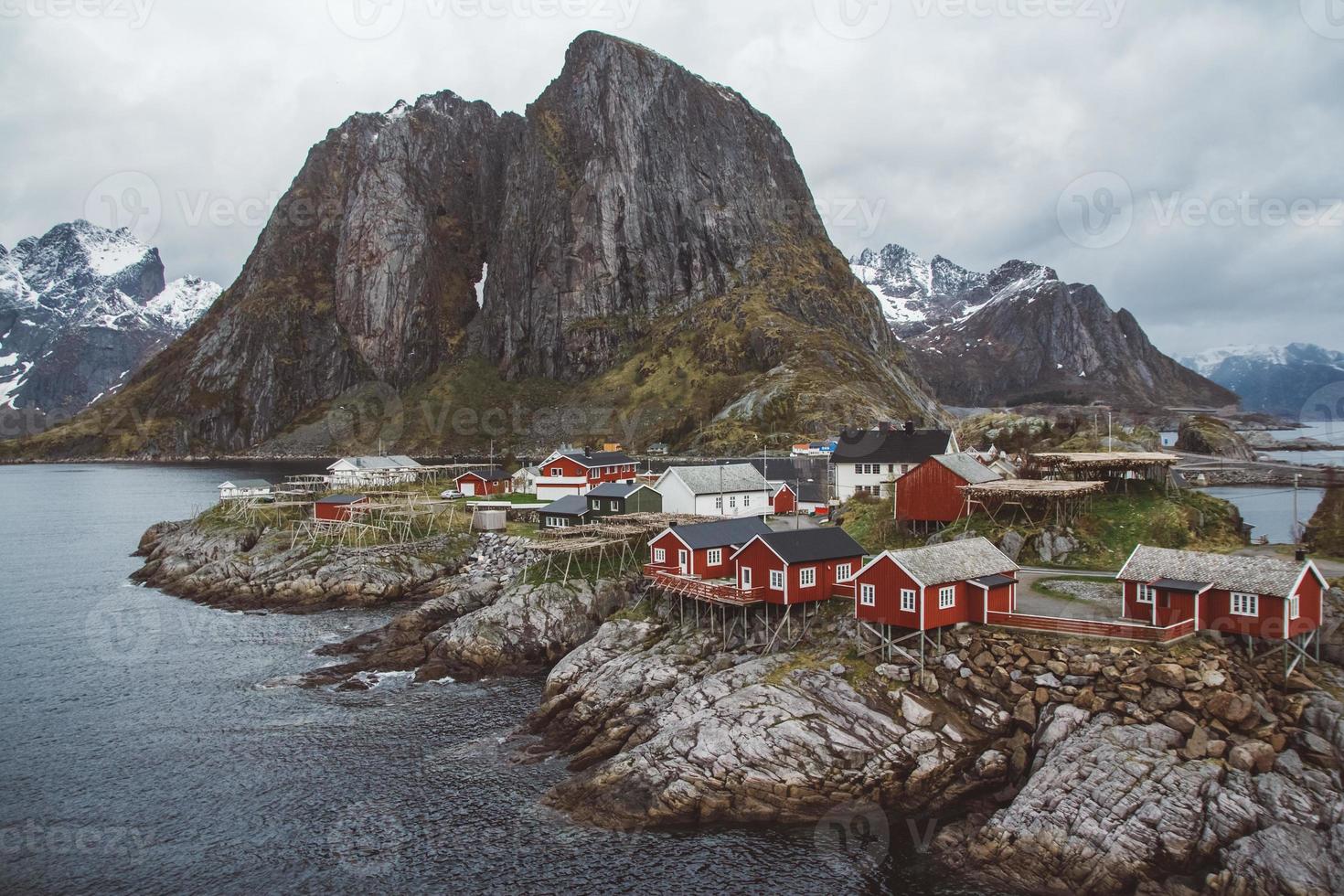 rode vissershuisjes aan zee en bergen foto