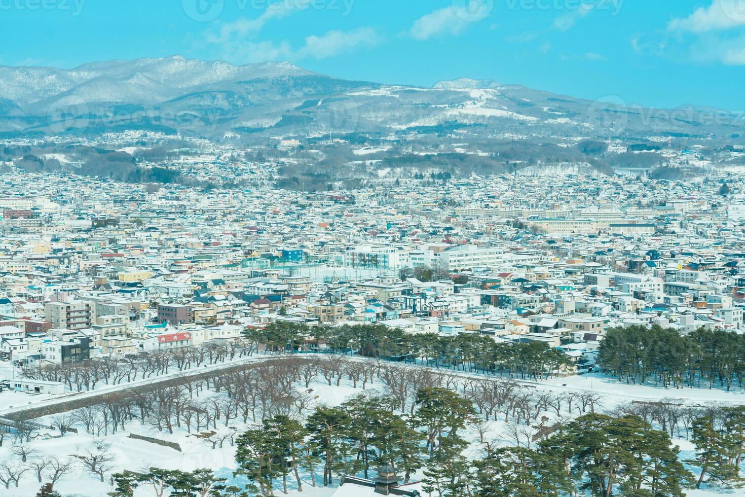 mooi landschap en stadsgezicht van goyokaku toren met sneeuw in winter seizoen. mijlpaal en populair voor attracties in hokkaido, japan.reizen en vakantie concept foto
