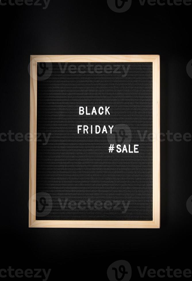 tekst zwarte vrijdag verkoop op zwarte letter bord op zwarte achtergrond foto
