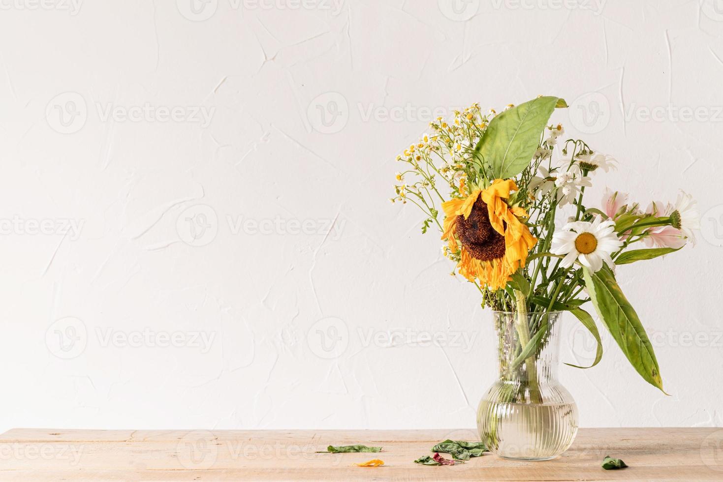 een boeket verdorde bloemen op wit foto