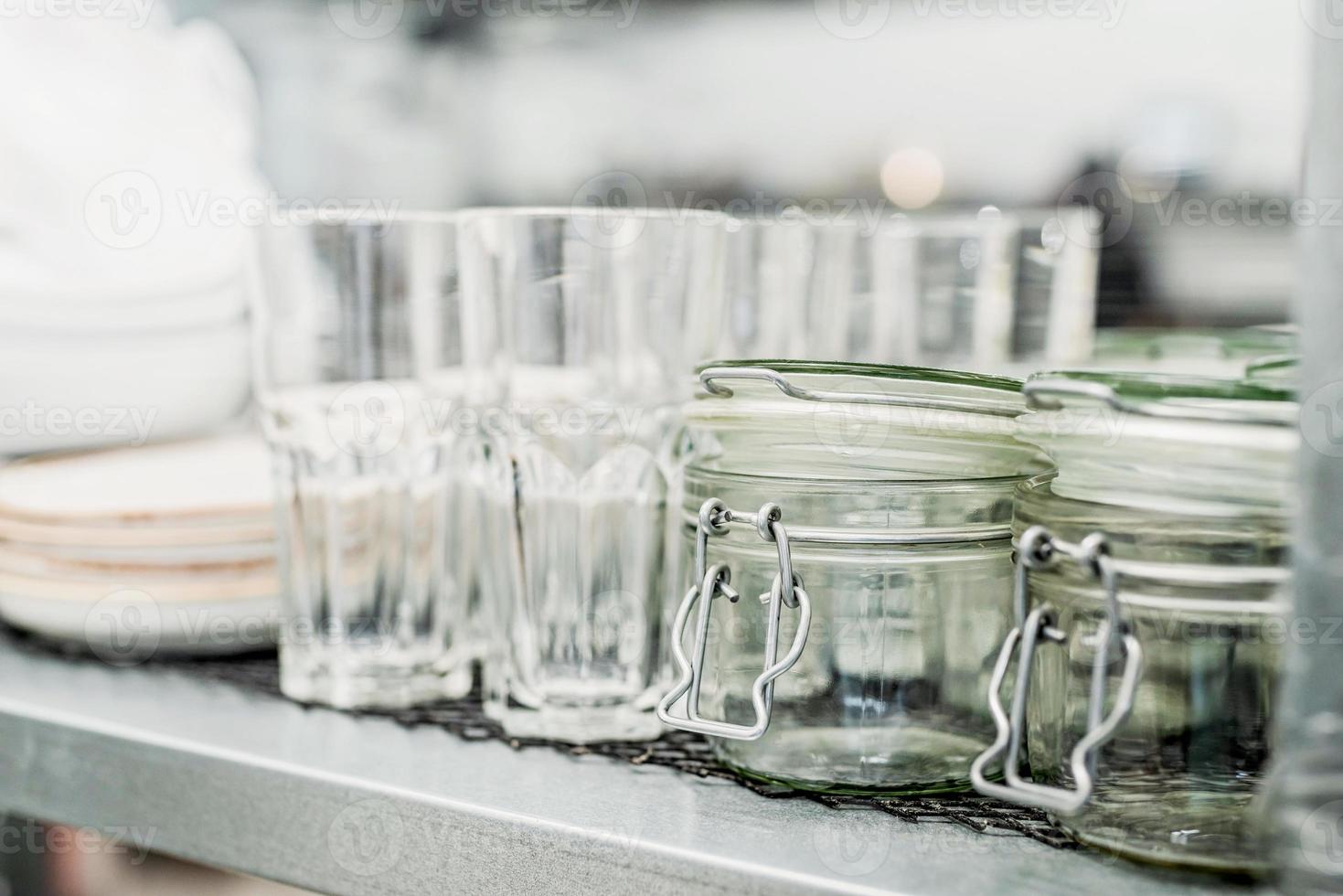 transparante glazen set geïsoleerd op witte achtergrond foto