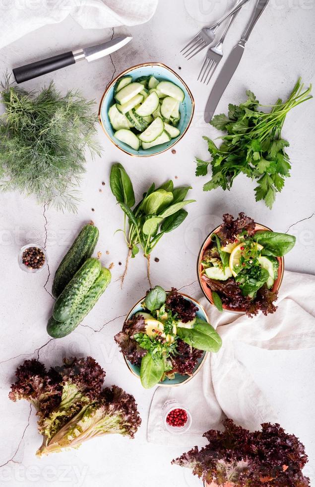 salade met spinazie, rode sla, komkommer en groen foto