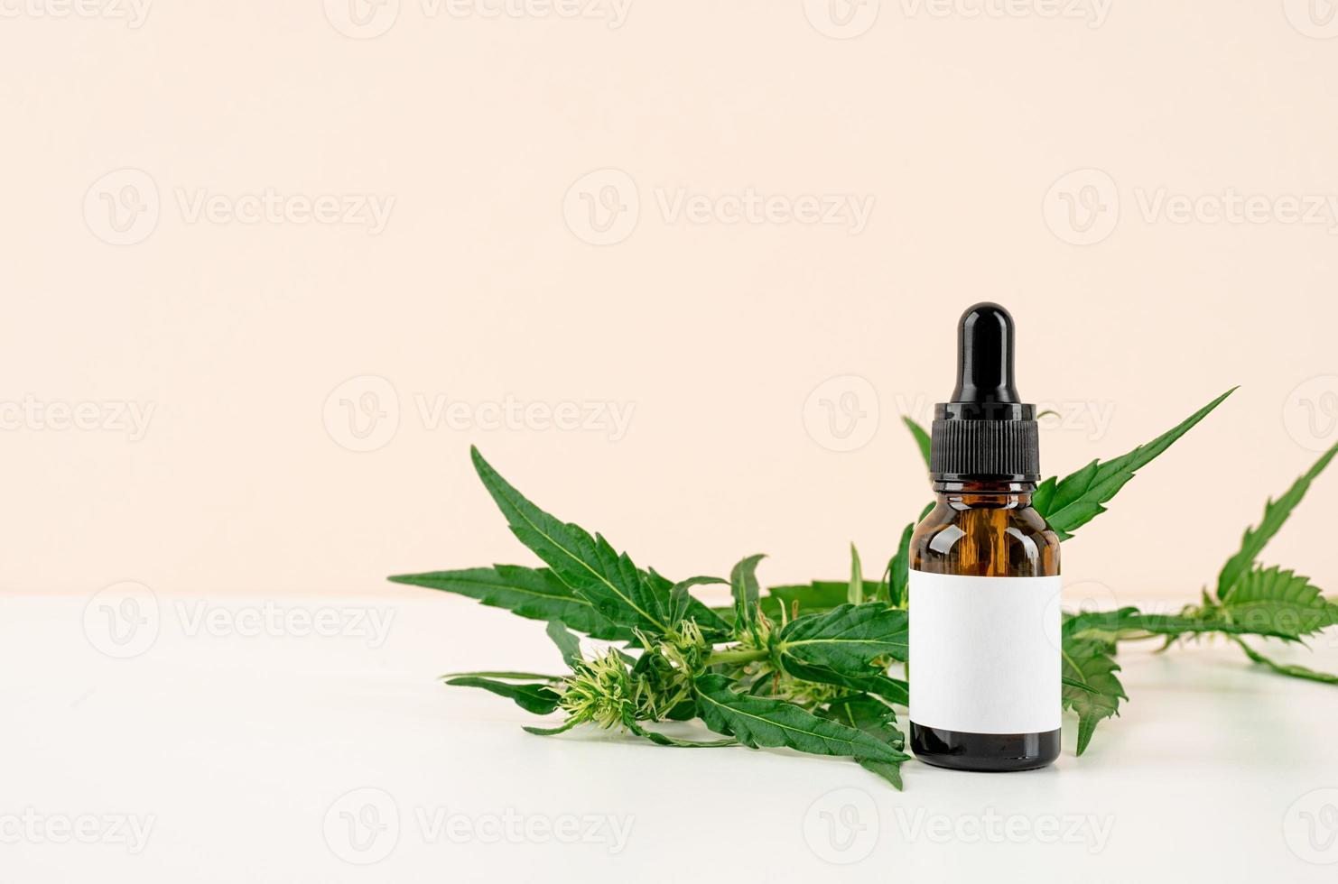 CBD-olie en cannabis laten het vooraanzicht van cosmetica op een oranje achtergrond foto