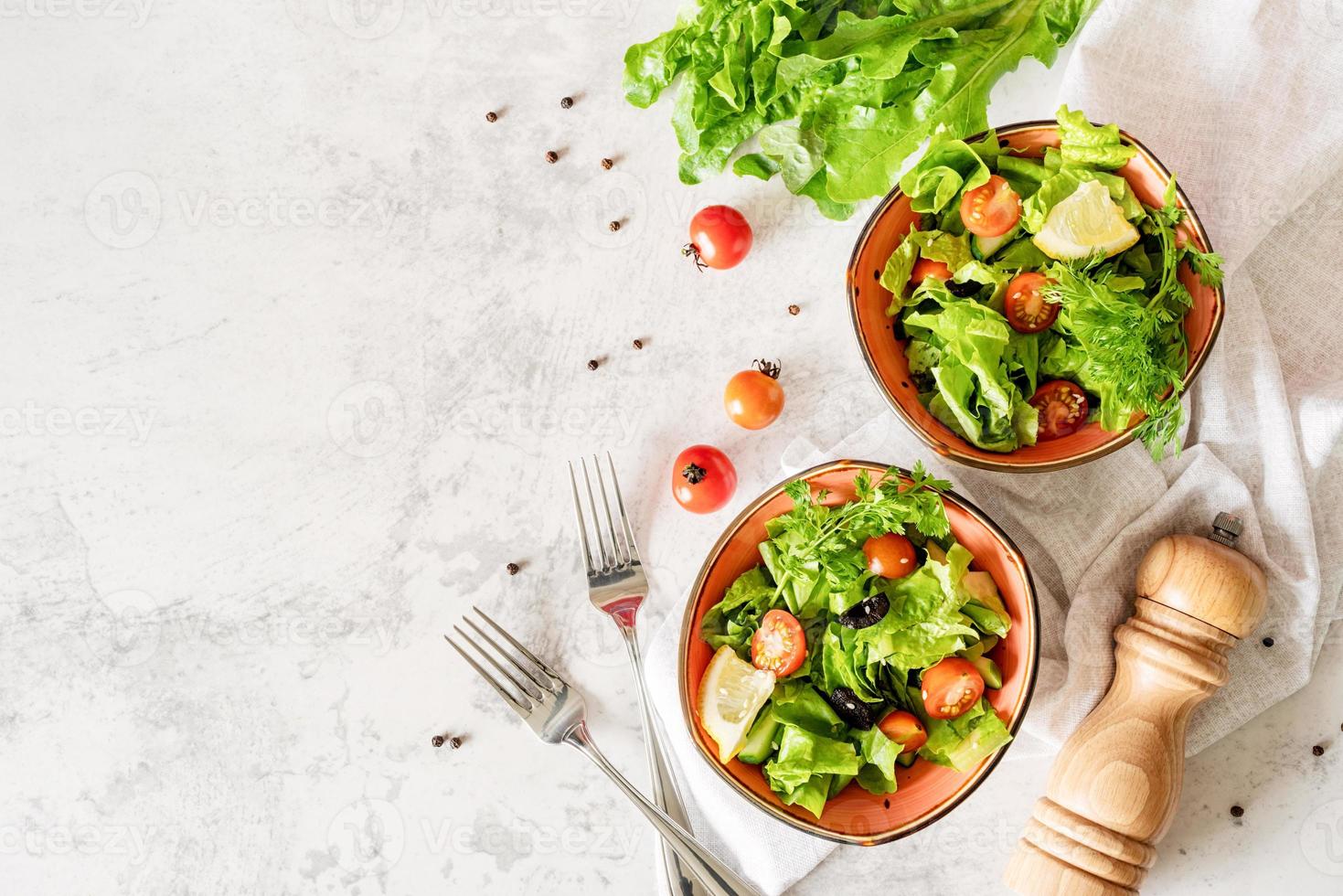 kommen groente gemengde salade bovenaanzicht plat leggen foto