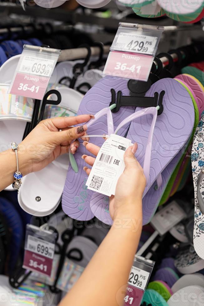 jonge vrouw die schoenen koopt foto