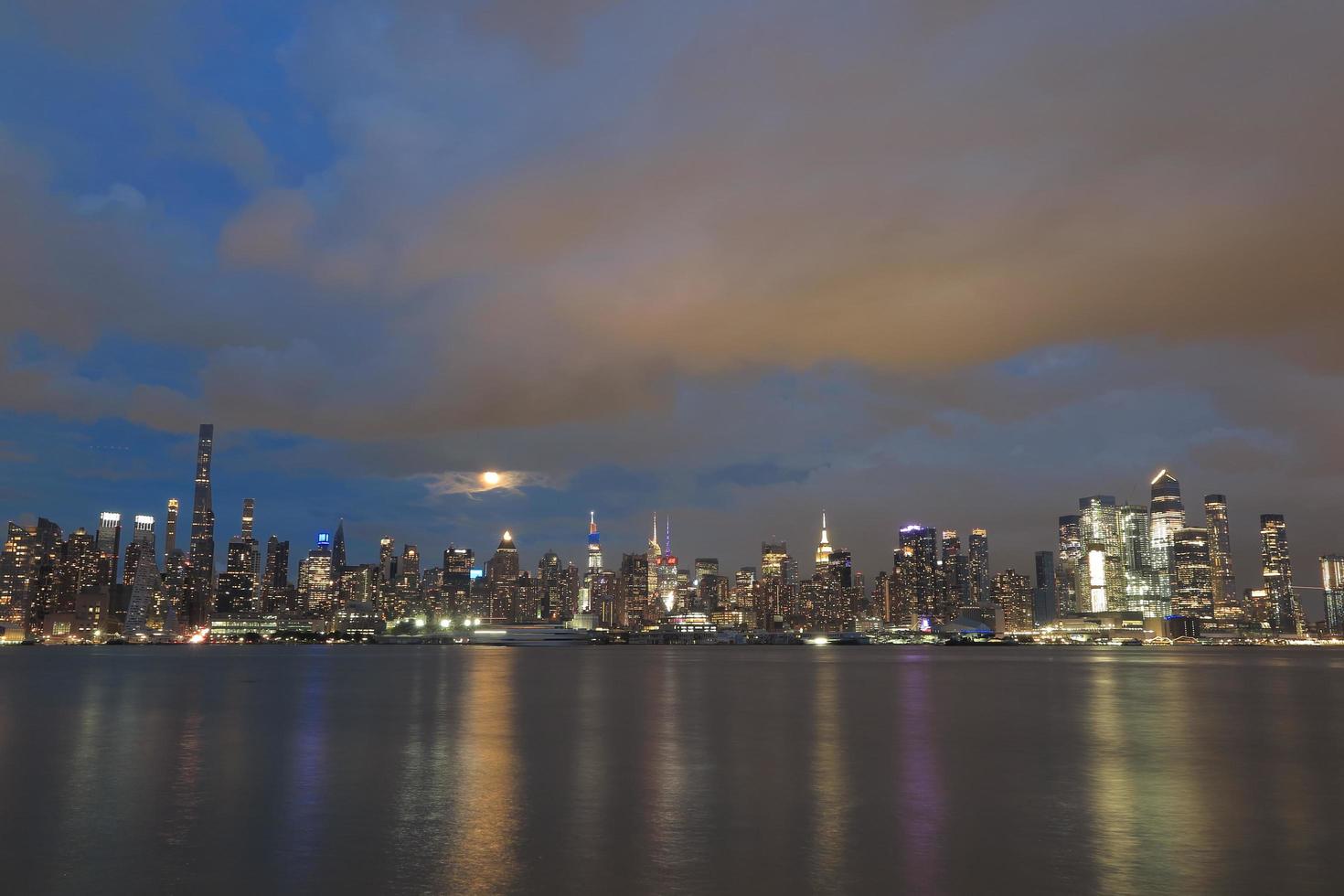 prachtig nachtzicht in Manhattan en maan gezien vanuit New Jersey foto