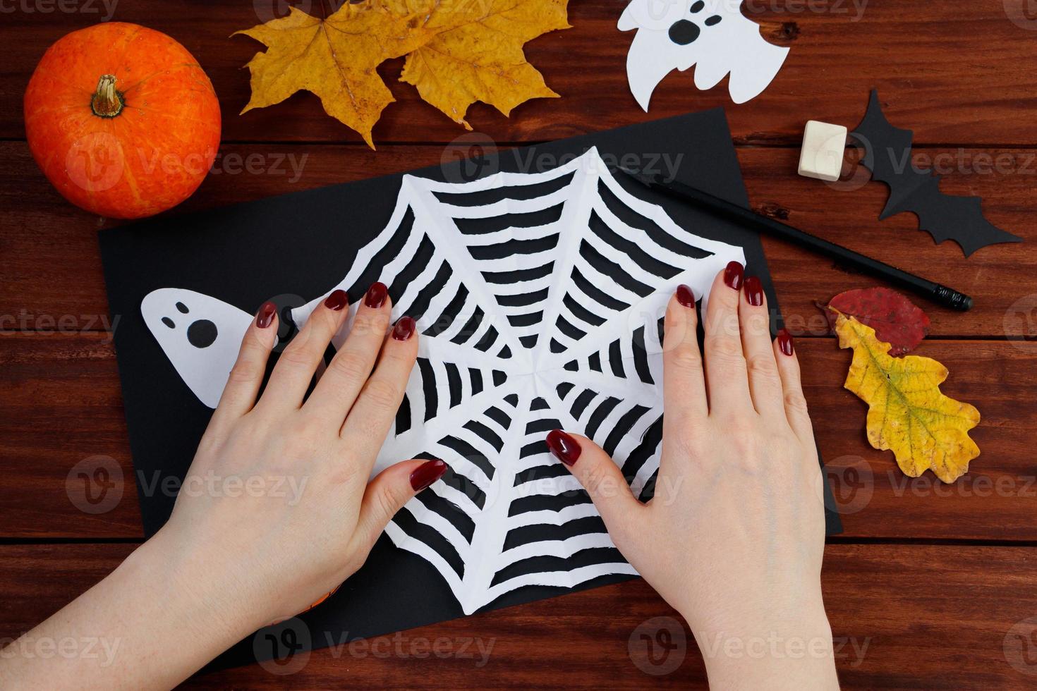 Halloween-doe-het-zelf. instructies voor het maken van een van papier. 3297382 stockfoto bij Vecteezy