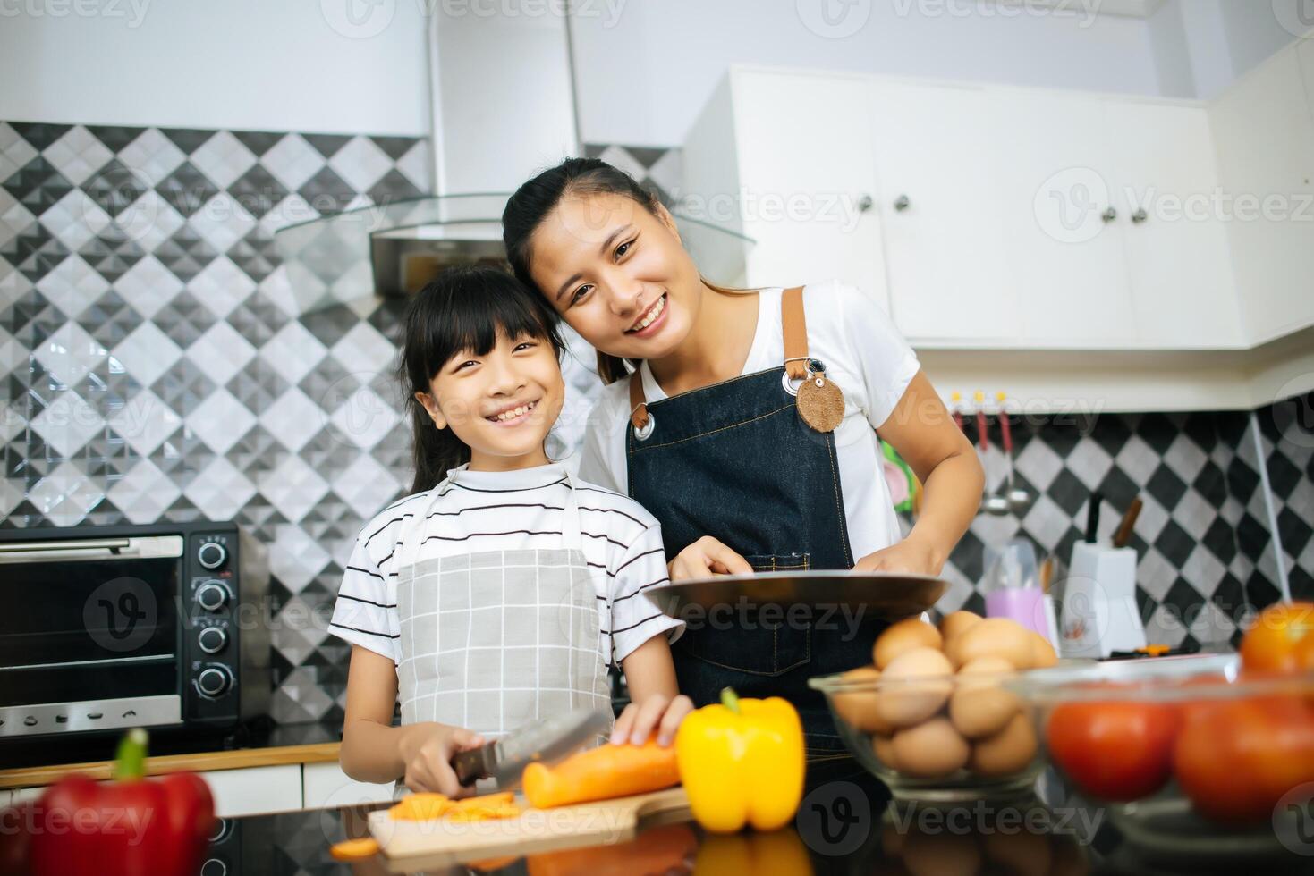 gelukkige familie helpt bij het koken van maaltijd samen in de keuken thuis. foto