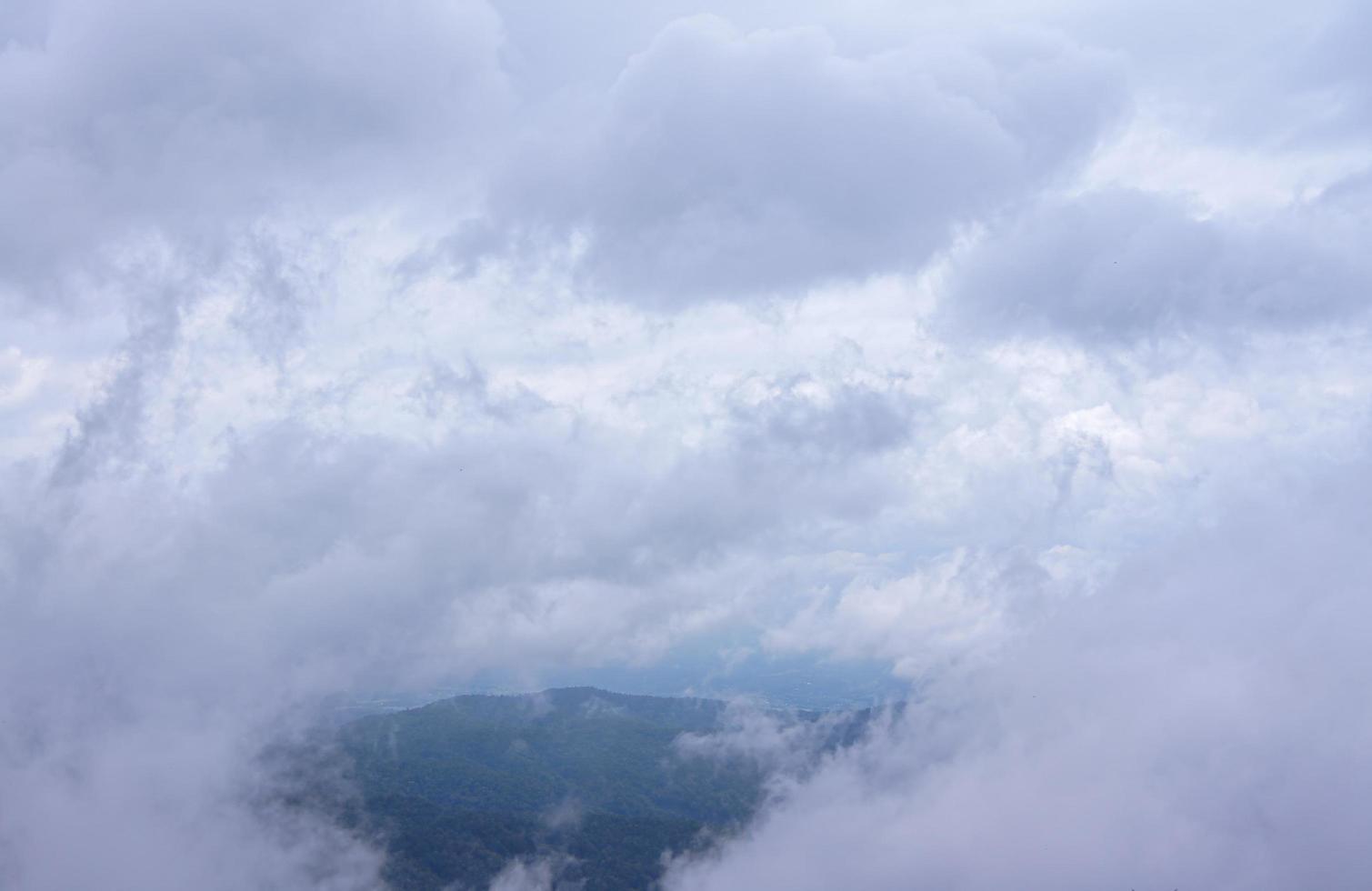 wolken en mist zijn zacht pluizig overal verspreid foto