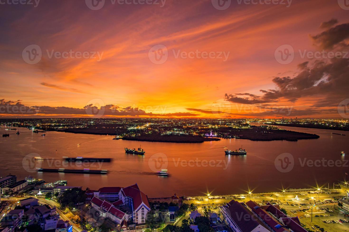 Thailand. zonsondergang over de chao phraya-rivier, oranje lucht. foto