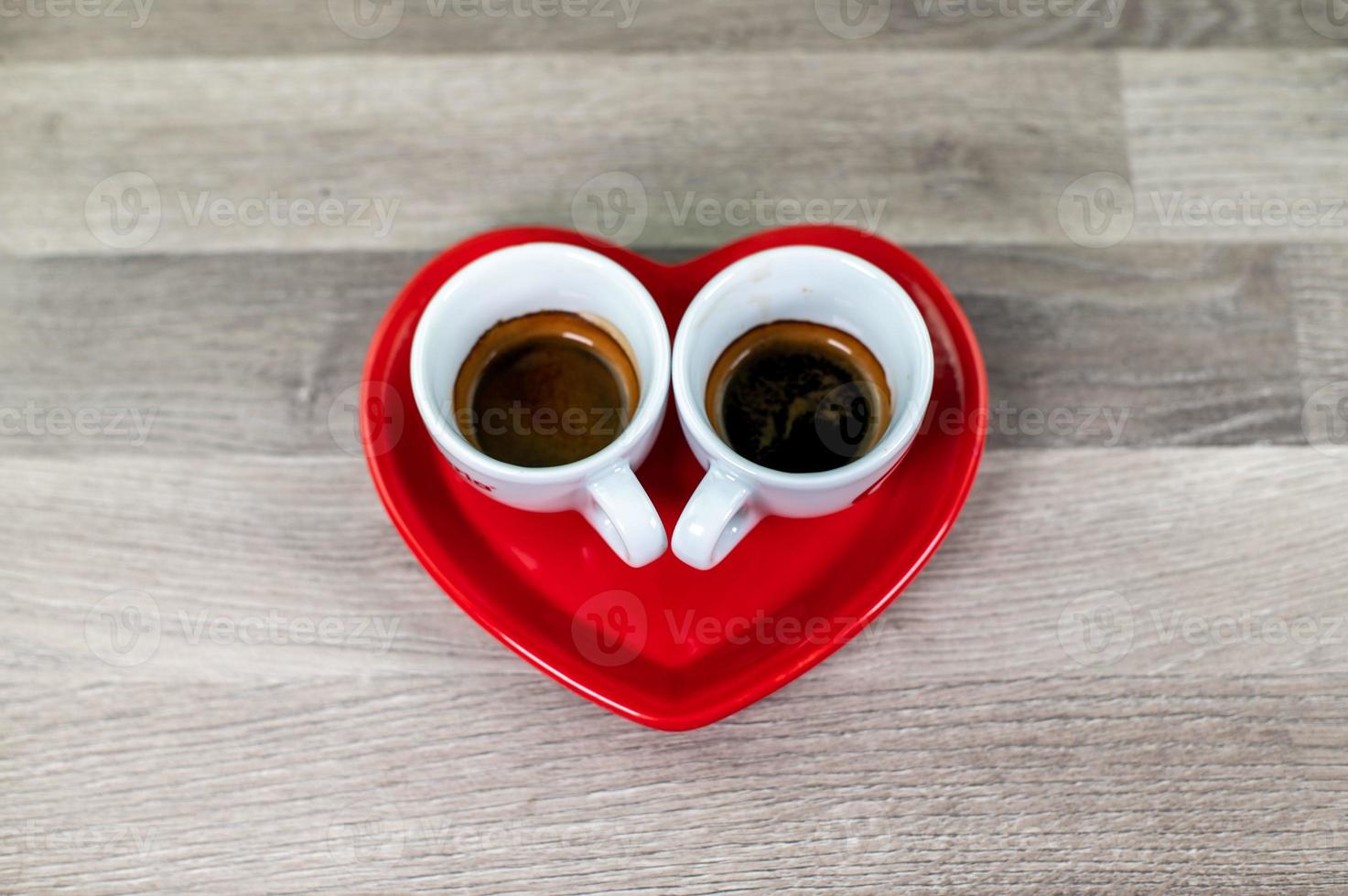 Valentijnsdag hartschotel met kopje koffie foto