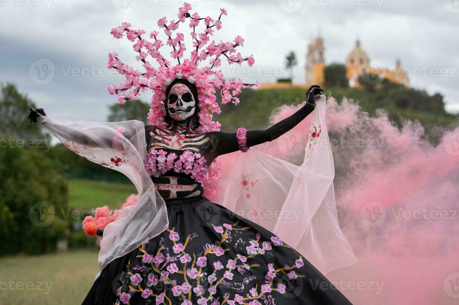 betoverend Catrina een dia de los Muertos fotoshoot in cholula's cempasuchil velden, ingelijst door de iconisch cholula kerk vieren schoonheid traditie en de betoverend roze rook foto