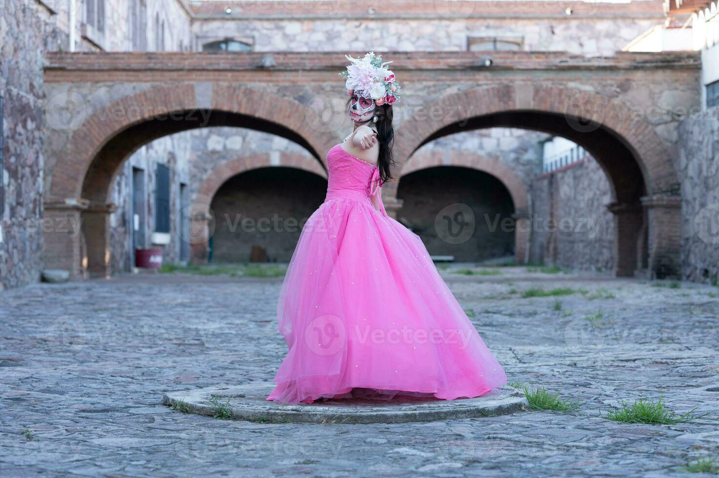 portret van een meisje met suiker schedel bedenken over- zwart achtergrond. calavera catrina. dia de los muertos. dag van de dood. halloween. foto