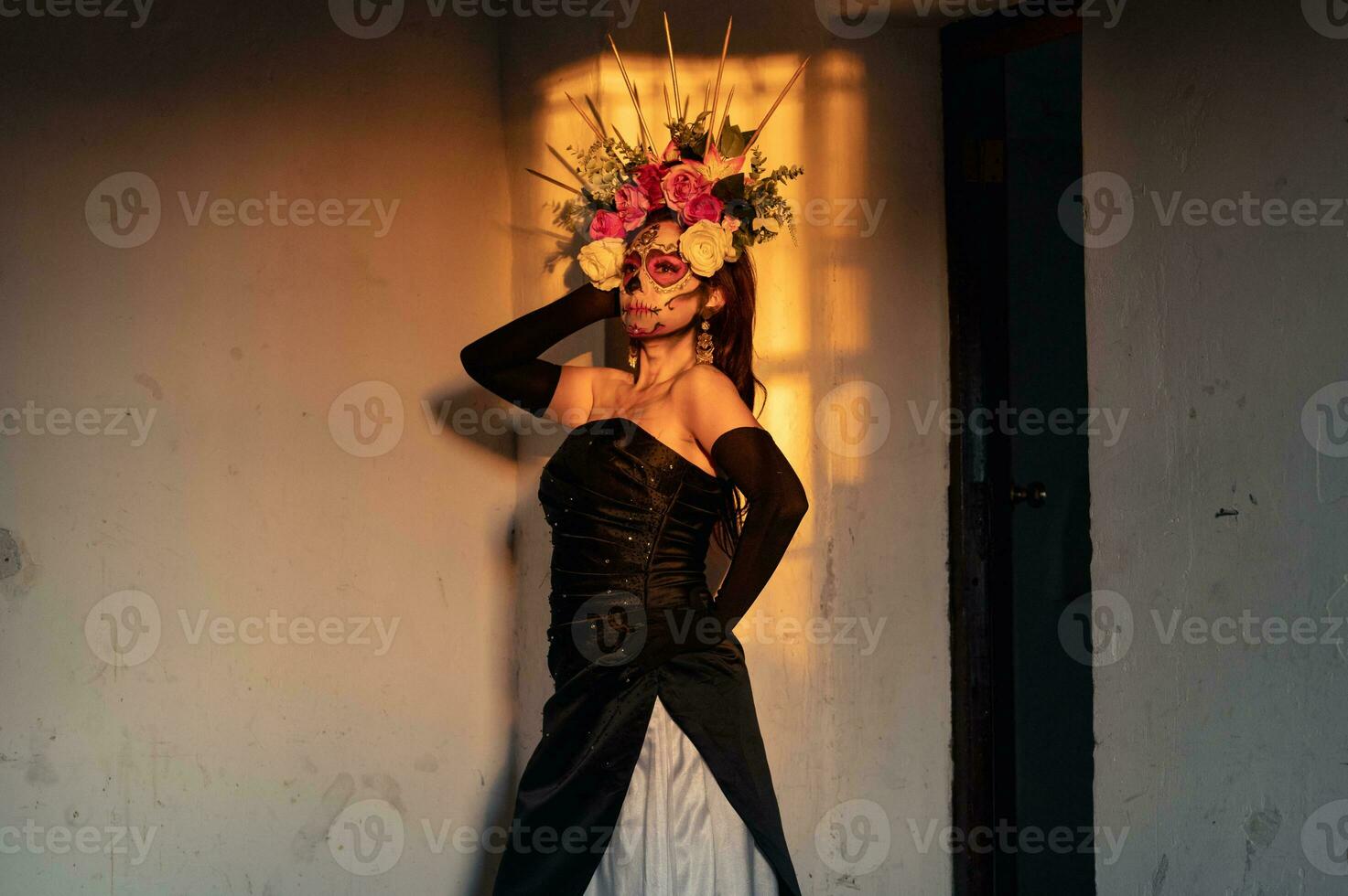 portret van een meisje met suiker schedel bedenken over- zwart achtergrond. calavera catrina. dia de los muertos. dag van de dood. halloween. foto