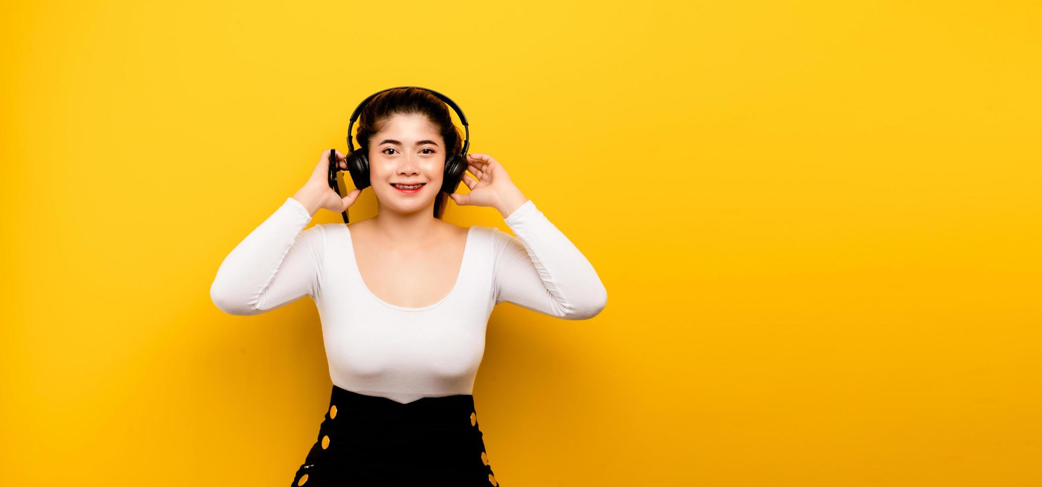 muziek en ontspanning Aziatische vrouw die een telefoon gebruikt om naar muziek te luisteren foto