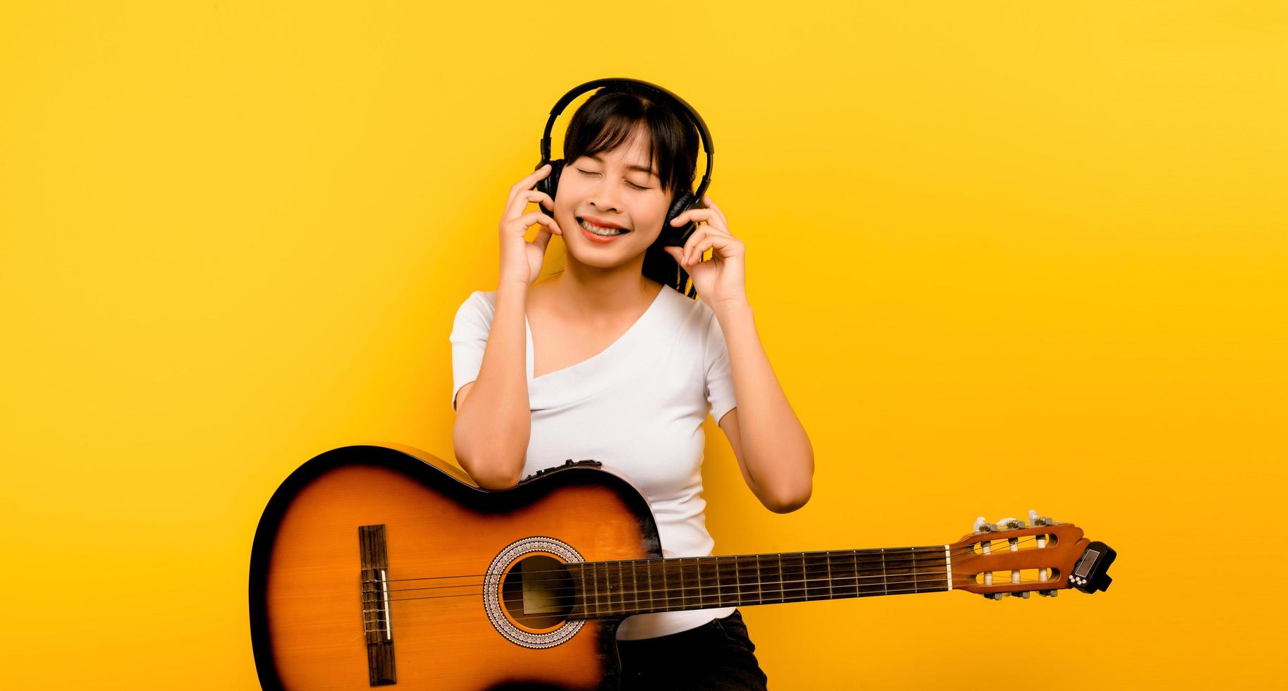 muziek en ontspanning concept mooie Aziatische vrouw in koptelefoon foto