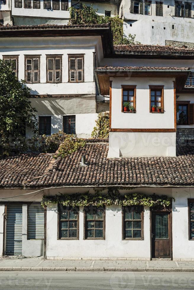 traditionele balkanhuizen in het historische oude centrum van berat albanië foto