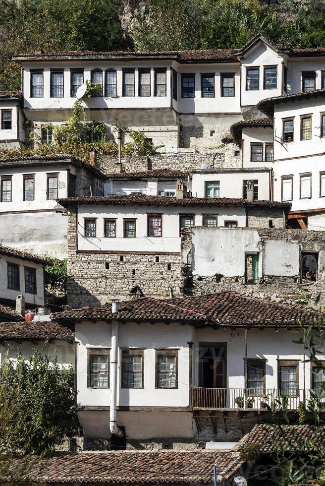 traditionele balkanhuizen in het historische oude centrum van berat albanië foto