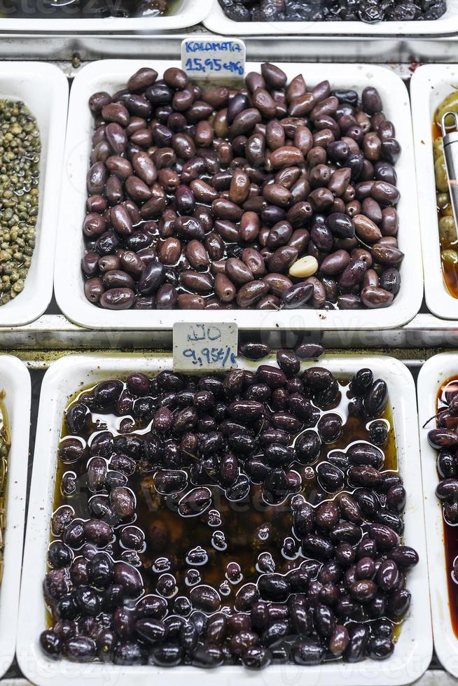 tapashapjes met gemengde olijven in la boqueria marktdisplays in barcelona spanje foto