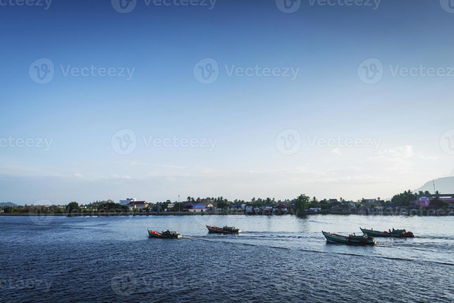 uitzicht op traditionele vissersboten op de rivier de kampot in cambodja foto
