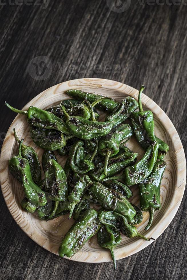 pimientos padron gegrilde groene pepers spaanse eenvoudige tapas snack foto