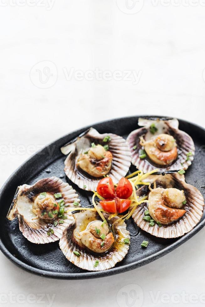 vers gestoomde gourmet coquille met aziatische zoetzure zeevruchtensaus snack foto