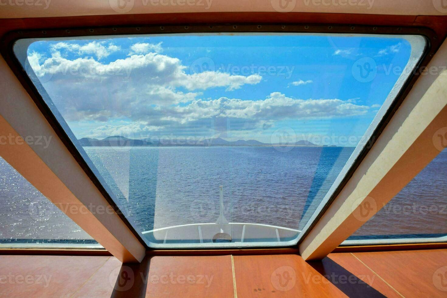 een visie van de oceaan van de dek van een reis schip foto