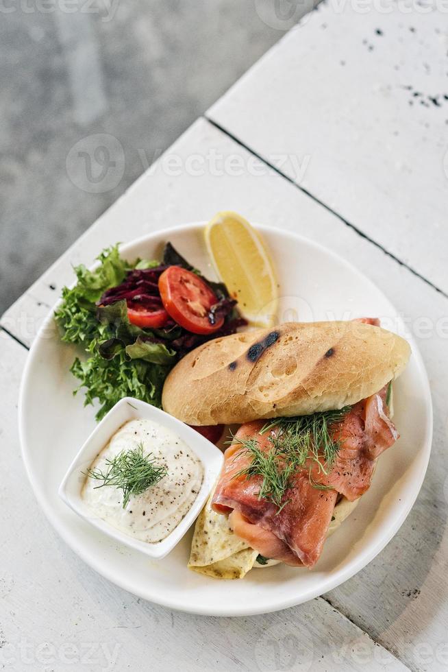 scandinavische gezonde vers gerookte zalm sandwich met ei en zure room set maaltijd foto