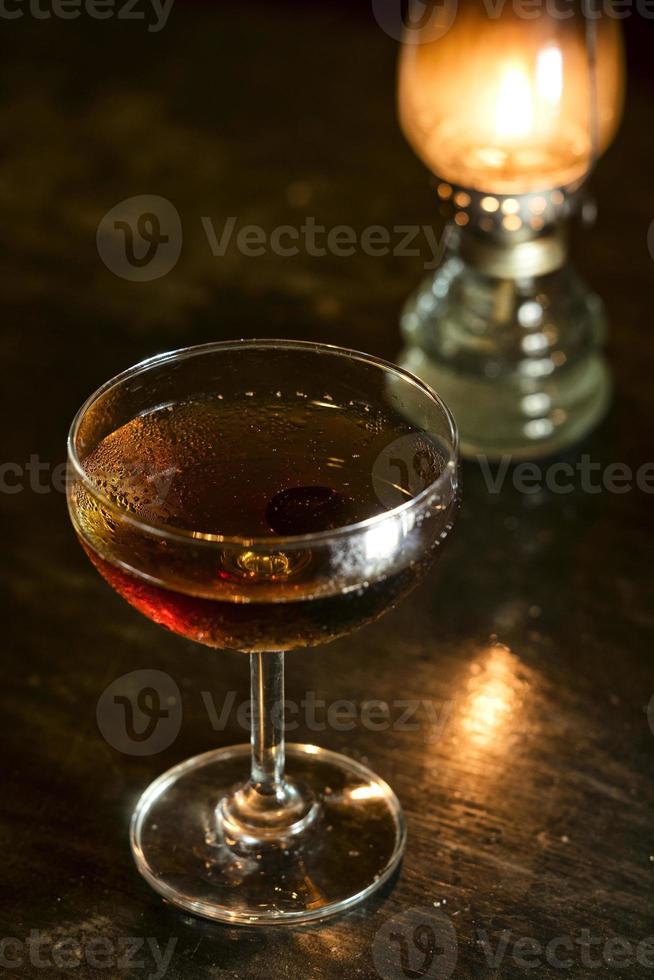 Manhattan klassieke whisky-cocktaildrank in moderne bar foto