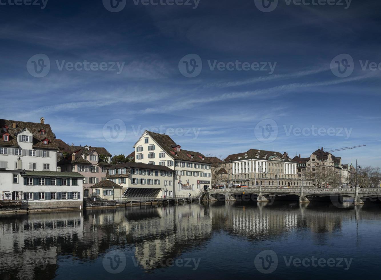 de oude stad van de centrale stad van Zürich en het oriëntatiepunt van de rivier de Limmat in zwitserland foto