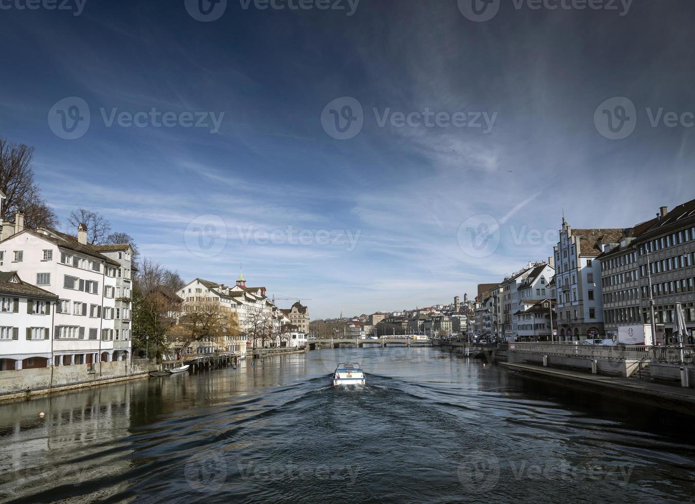 de oude stad van de centrale stad van Zürich en het oriëntatiepunt van de rivier de Limmat in zwitserland foto