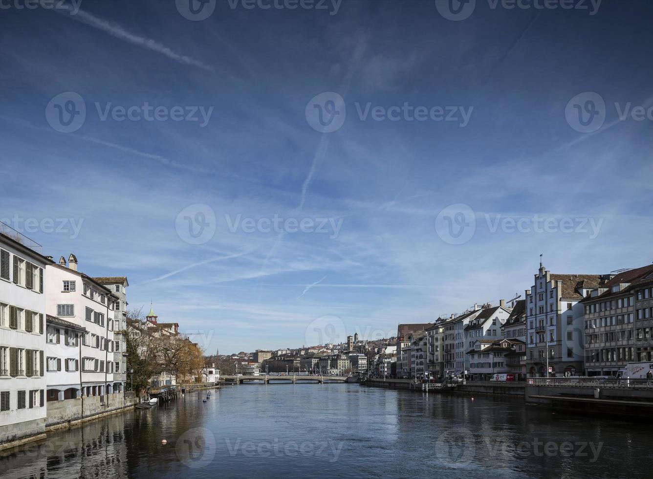 de oude stad van de centrale stad van Zürich en het oriëntatiepunt van de rivier de Limmat in zwitserland foto