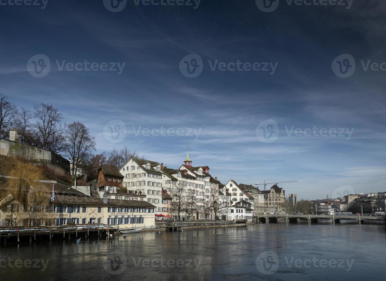 de oude stad van de centrale stad van Zürich en het oriëntatiepunt van de rivier de Limmat in zwitserland foto