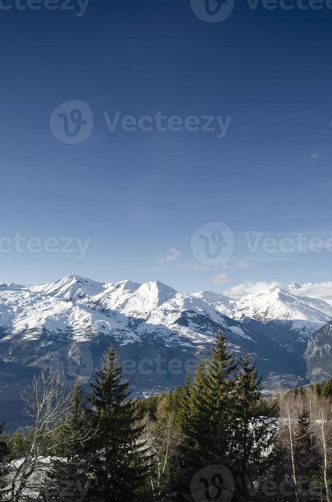 zonnig landschap van de franse alpen en besneeuwd uitzicht op de bergen in het skigebied les arcs in de buurt van bourg saint maurice france foto