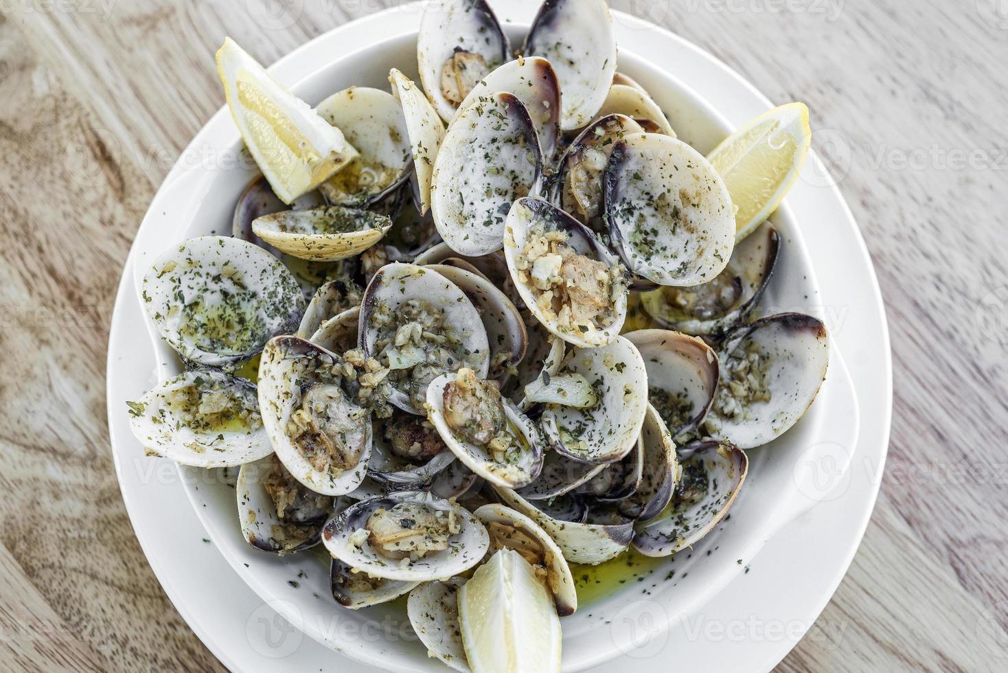 knoflook witte wijn gestoomde mosselen zeevruchten portugese tapas eenvoudige snack foto