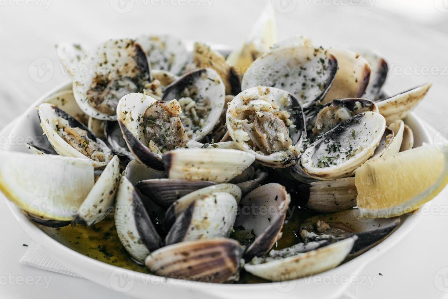 knoflook witte wijn gestoomde mosselen zeevruchten portugese tapas eenvoudige snack foto