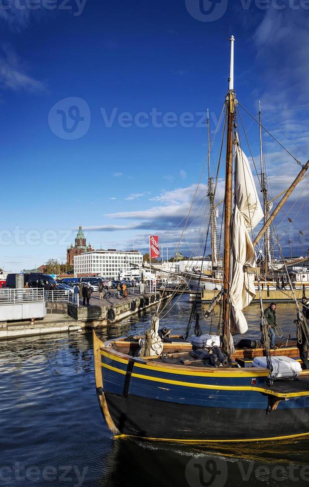 oude houten zeilboten in helsinki stad centrale haven haven finland foto