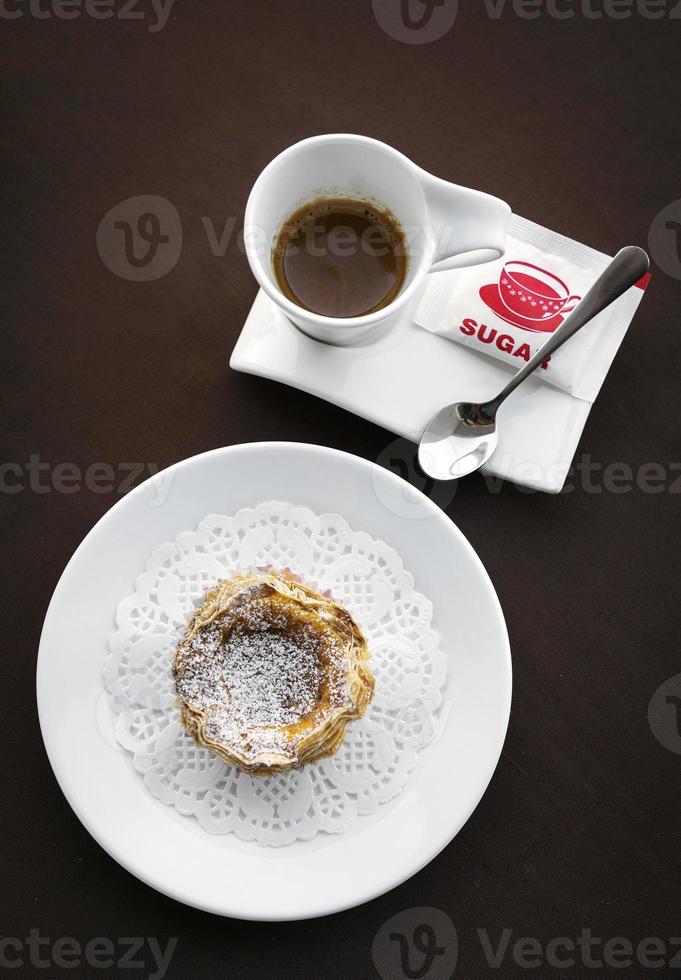 pastel de nata beroemde Portugese zoete snack ei vla gebak taart foto