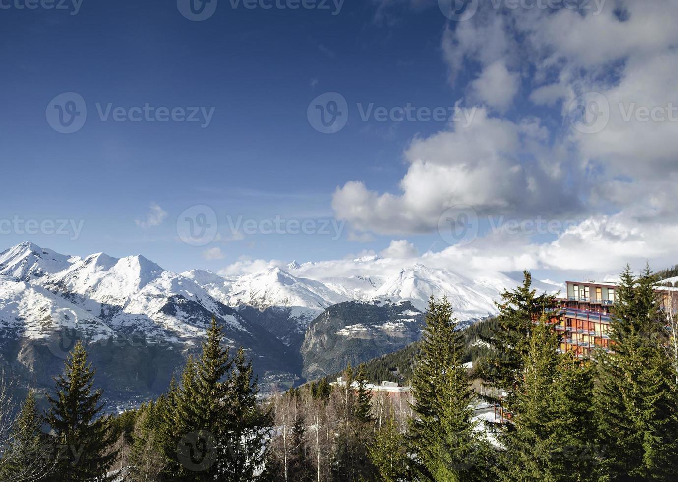 les arcs franse alpen skiresort en bergen uitzicht in de buurt van bourg saint maurice in frankrijk foto